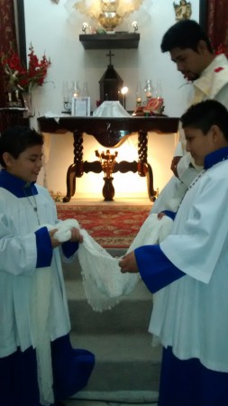 fer y manuel los monaguillos arrullando al Niño Dios 